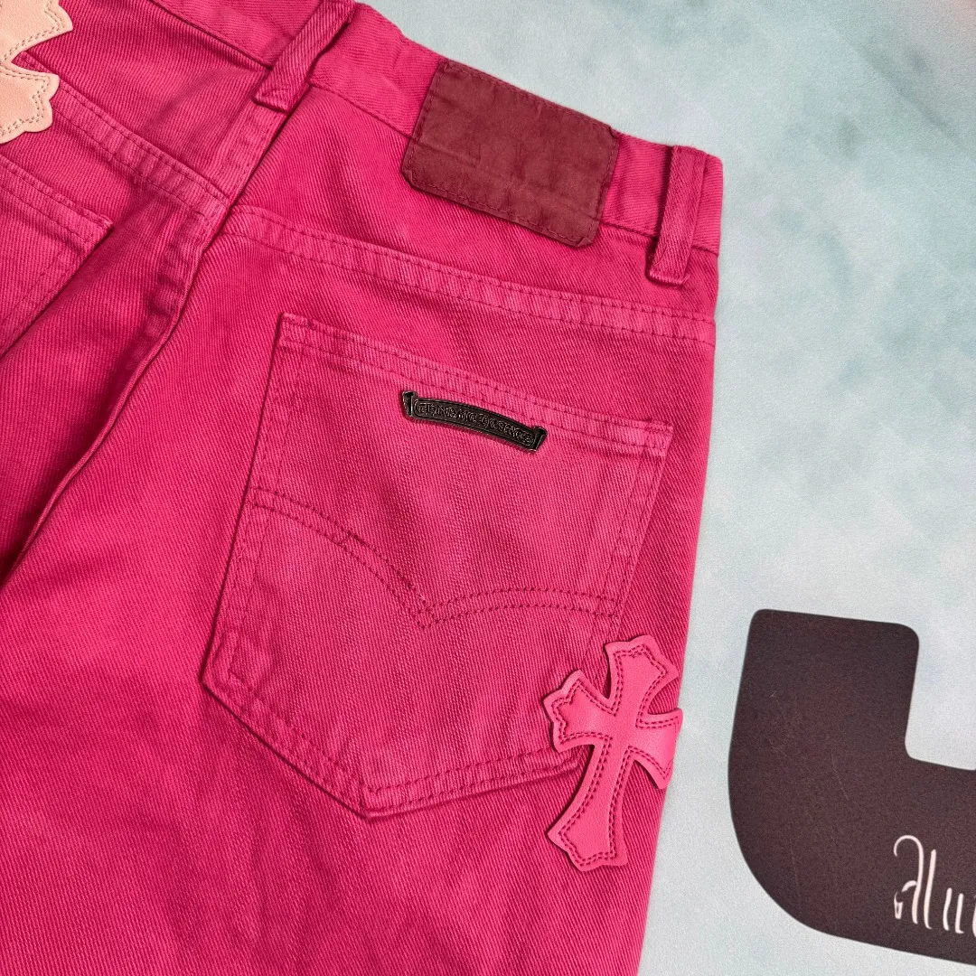 🅿️310 🔘Style No.-KL116 🔘Cro Heart𝐂𝐡𝐫𝐨𝐦𝐞 𝐇𝐞𝐚𝐫𝐭 Sex Records Series CH Girls Barbie Pink Leather Jeans* #Dopamine Personalized Jeans, Unlock New Street-Exploding Stances These pants can be called the soul item of dopamine style, an indispensable treasure in the wardrobe of fashionable people! It is the same style as the star, favored by many fashion bloggers, and popular all over the Internet. The new model achieves the ultimate in version and upper body effect. To create it, it took the same amount of time to make 20 short sleeves, which shows the complexity of the craftsmanship. The fabric is made of high-quality imported denim, which has a unique high-end texture. After many washes and proofing, the perfect color and texture were finally achieved. The moment you put it on, you can not only feel the comfort of the fabric, but also easily create an effortless sense of fashion, making you the center of attention wherever you go.  Size: XS M L (26.28.30.32) Color: Pink